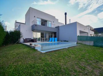 Casa · 200m² · 7 Ambientes · 2 Cocheras · Casa Venta Barrio Privado La Plata 4 Dorm.