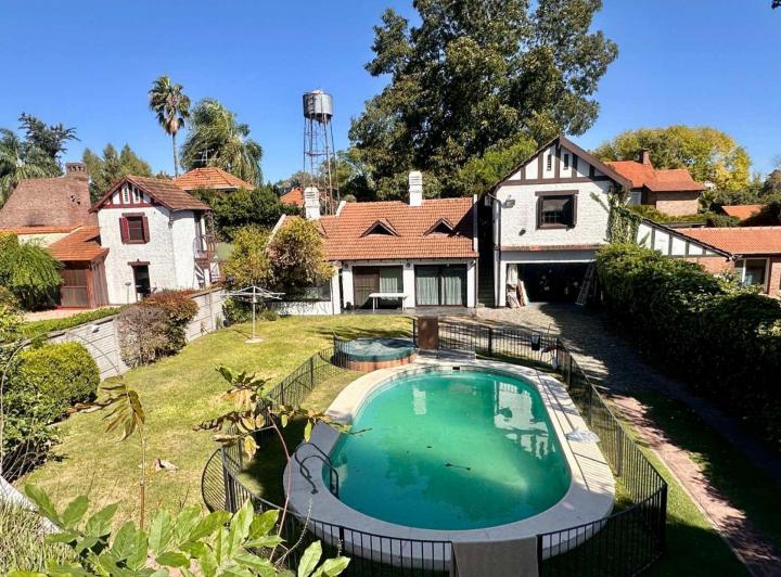 Casa · 350m² · 6 Ambientes · 2 Cocheras