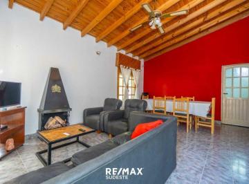 Casa · 50m² · 4 Ambientes · 2 Cocheras · Venta Casa Tres Dorm. con Garage y Patio