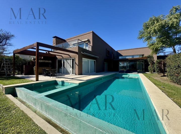 Casa · 400m² · 7 Ambientes · 2 Cocheras