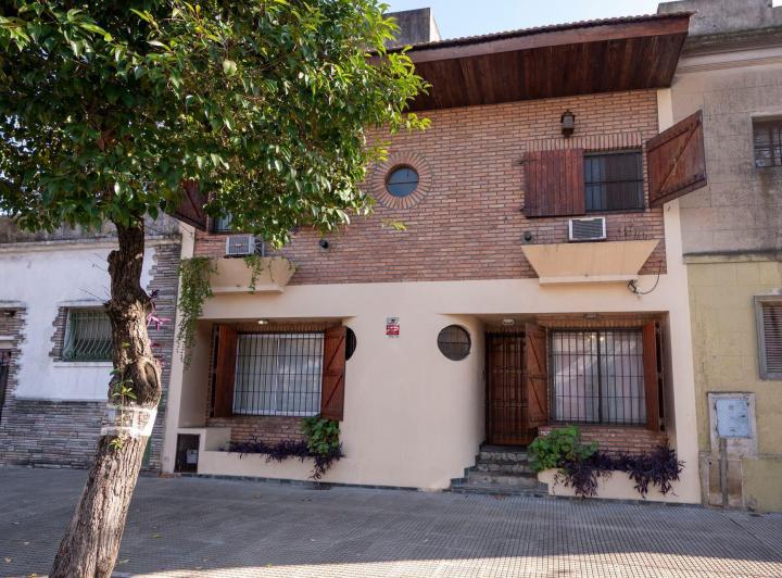 Casa · 220m² · 5 Ambientes · 4 Cocheras