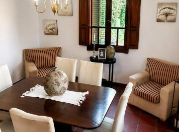 Casa · 164m² · 4 Ambientes · Casa de 3 Dorm. con Gran Patio y Quincho