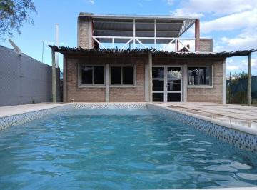Casa · 90m² · 3 Ambientes · 1 Cochera · Casa Mas Salon de Eventos con Pileta