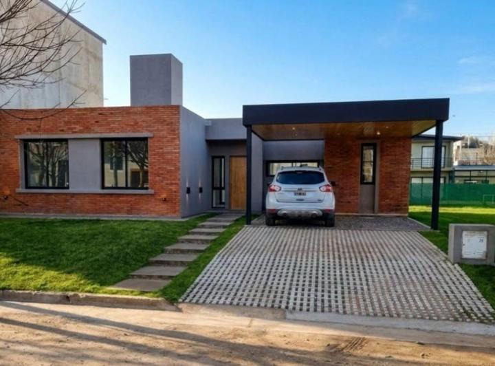 Casa · 146m² · 4 Ambientes · 2 Cocheras