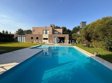 Casa · 405m² · 7 Ambientes · 7 Cocheras · Venta de Propiedad de Categoria en Haras Maria Elena