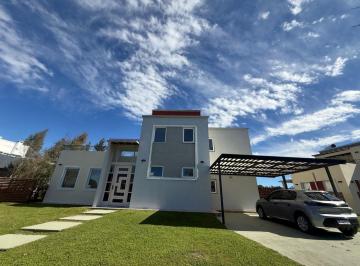 Casa · 179m² · 5 Ambientes · 2 Cocheras · Casa en Alquiler Anual El Canton - Islas