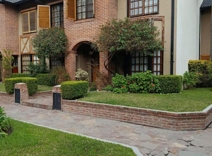 Casa · 145m² · 5 Ambientes · 2 Cocheras