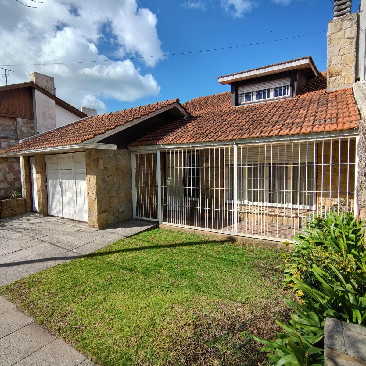 Chalet con garage, amplio patio y departamento independiente — Caisamar