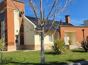Casa · 186m² · 6 Ambientes · 2 Cocheras · Venta - Casa - 3 Dorm - Barrio Privado Comahue Golf Club.