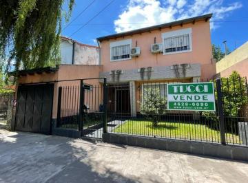Casa · 245m² · 5 Ambientes · 1 Cochera · Chalet Moron Sur - Toma Menor Valor