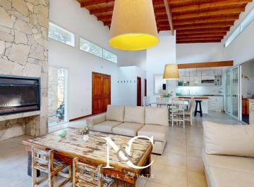 Casa · 230m² · 5 Ambientes · 1 Cochera · Casa en Venta en Costa Esmeralda con Fondo Libre Al Golf y Gas Natural