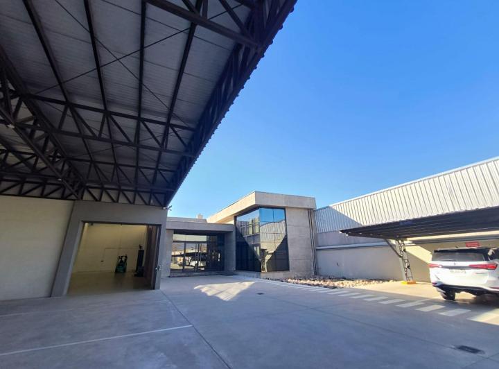 Local comercial · 650m² · 21 Cocheras