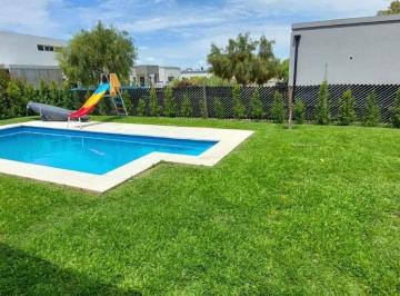 Casa · 135m² · 4 Ambientes · 5 Cocheras · Sgcasa Venta Barrio Santa Elena
