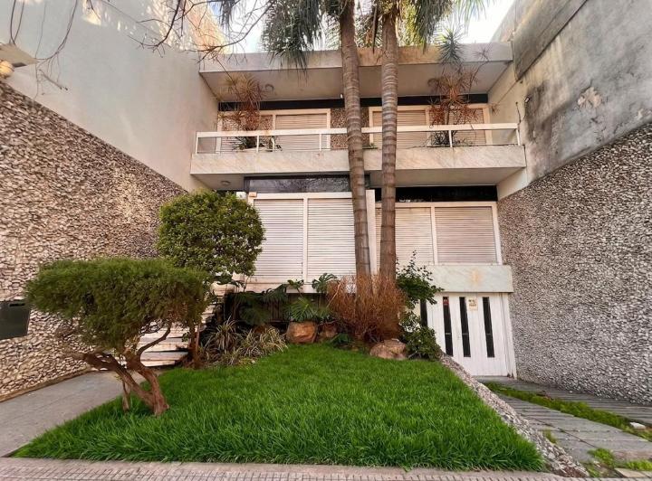Casa · 200m² · 6 Ambientes · 2 Cocheras