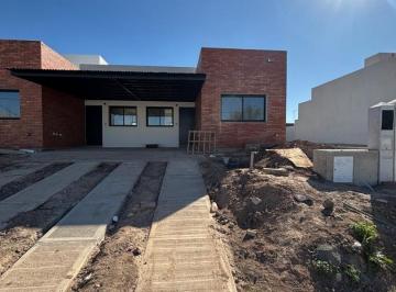 Casa · 75m² · 3 Ambientes · 1 Cochera · Casa en Venta - Docta Av 2