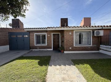 Casa · 173m² · 5 Ambientes · 4 Cocheras · Casa de 3 Dorm. Excelente Estado!