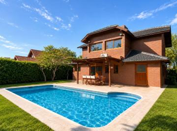 Casa · 159m² · 5 Ambientes · 1 Cochera · Casa 4 Amb con Pileta en Club de Campo La Martona