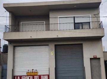Casa · 236m² · 4 Ambientes · 1 Cochera · Venta Casa 4 Ambientes Berazategui con Deposito.