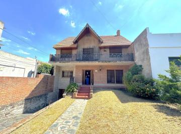 Casa · 347m² · 7 Ambientes · 2 Cocheras · Casa 7 Ambientes Venta Adrogue Jardin y Pileta