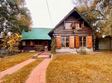 Casa · 110m² · 3 Ambientes · 3 Cocheras · Venta de Enorme Propiedad Tipo Cabaña en Laferrere