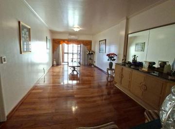 Departamento de 5 ambientes, Villa Urquiza · Semipiso con Cuatro Dorm., tres Baños, un Toilette, lavadero, Balcon, Cochera y Baulera.