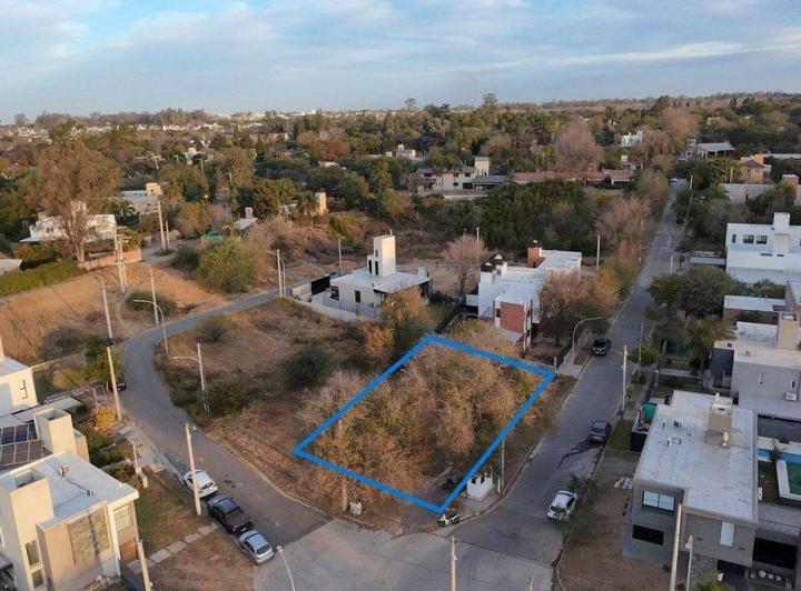 Terreno · 807m²