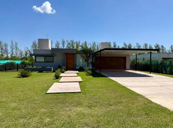 Casa · 240m² · 6 Ambientes · 4 Cocheras