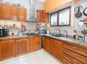 Casa · 215m² · 5 Ambientes · 4 Cocheras · Casa 5 Amb. Quincho Lavavadero Cochera P/4 Autos