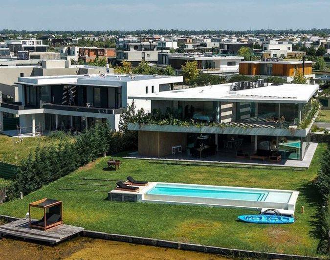 Casa · 350m² · 6 Ambientes · 8 Cocheras