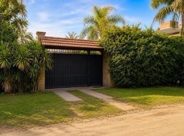 Casa · 211m² · 6 Ambientes · 2 Cocheras · Casa Quinta en Colastine/ Apta Crédito