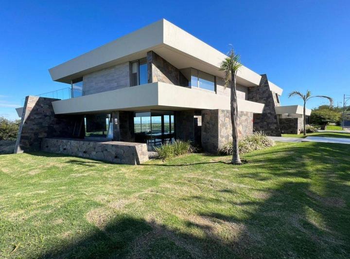 Casa · 500m² · 7 Ambientes · 2 Cocheras