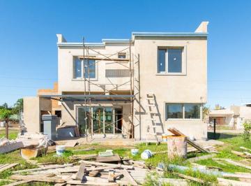 Casa · 150m² · 4 Ambientes · 1 Cochera · Venta Casa en B Cerrado Ituzaingo Financia Permuta
