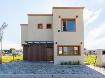 Casa · 150m² · 4 Ambientes · 1 Cochera · Venta Casa en B Cerrado Ituzaingo Financia Permuta