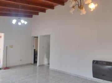 Casa · 100m² · 6 Ambientes · 1 Cochera · Alquiler de Casa de 4 Dorm. en Cervantes
