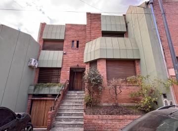 Casa · 220m² · 4 Ambientes · 1 Cochera · Escribano 100 Venta Casa Lote Propio 3 Dorm. Dependencias Cochera Fondo y Terraza