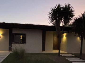 Casa · 120m² · 5 Ambientes · 3 Cocheras · Casa en Venta en Pilar, G. B. a. Zona Norte, Argentina