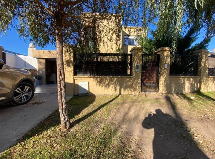 Casa · 204m² · 2 Dormitorios · 2 Cocheras
