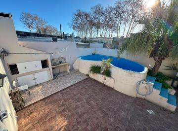 Casa · 200m² · 6 Ambientes · 2 Cocheras · Casa en Venta en Junin con Pileta