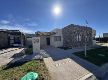 Casa · 70m² · 2 Ambientes · 1 Cochera · Casa a Estrenar en Alquiler 2 Habitaciones - Todos Los Servicios - Barrio Privado Lujan de Cuyo