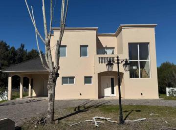 Casa · 220m² · 4 Ambientes · 1 Cochera · Casa a La Venta en Haras del Sur con Pileta
