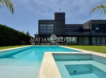 Piscina climatizada con jacuzzi · Propiedad en Solar de Alvarez de 6 Ambientes