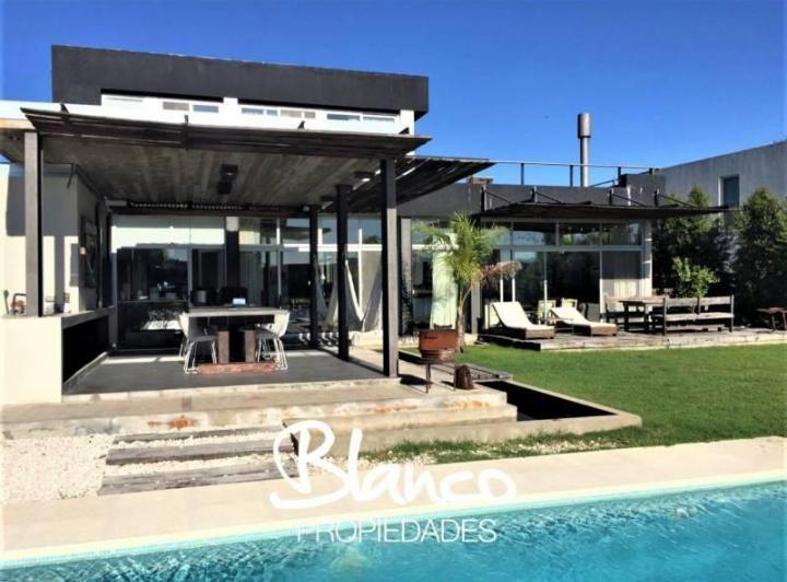 Casa · 275m² · 5 Ambientes · 6 Cocheras