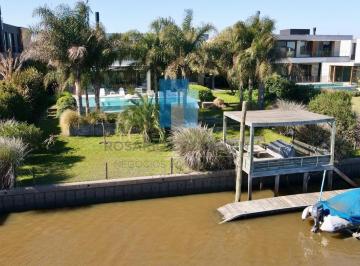 Casa · 560m² · 4 Ambientes · 2 Cocheras · Exclusiva Propiedad con Salida Al Rio en El Barrio Náutico Albanueva