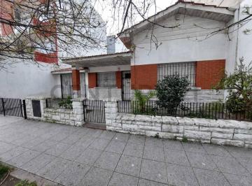 Departamento · 124m² · 3 Ambientes · 1 Cochera · Venta Casa 3 Ambientes C/ Garage, Parque y Quincho. Zona Parque Luro
