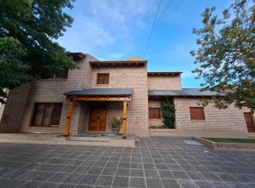 Casa · 330m² · 7 Ambientes · 2 Cocheras · Excelente Propiedad en Venta Centro Gral Roca
