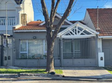 Casa · 100m² · 3 Ambientes · 1 Cochera · Alquiler - Alvarado 980 - Chalet 3 Amb. con Entrada de Auto - Reciclado! Vivienda o Profesional
