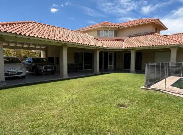 Casa · 408m² · 7 Ambientes · 2 Cocheras · Casa a La Venta en Barrio Club de Campo