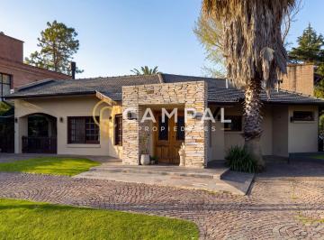 Casa · 215m² · 5 Ambientes · 2 Cocheras · Casa Chalet en Venta en Banco Provincia, Francisco Álvarez, Moreno