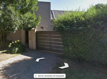 Casa · 141m² · 4 Ambientes · 2 Cocheras · Casa en Echeverry 3 Dorm., Parrilla y Piscina.