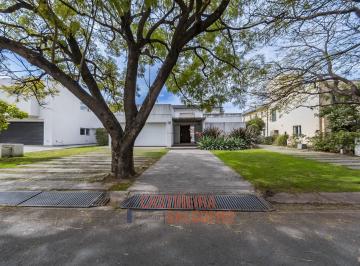 Casa · 1000m² · 8 Ambientes · 4 Cocheras · Casa en Venta en Jockey Club Córdoba